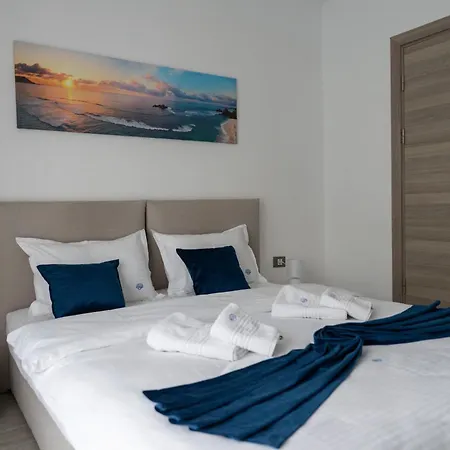 Bloom Pool & Mamaia Nord Apartment *