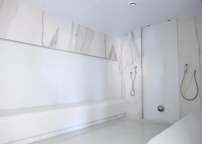 Bloom Pool & Mamaia Nord Apartman *